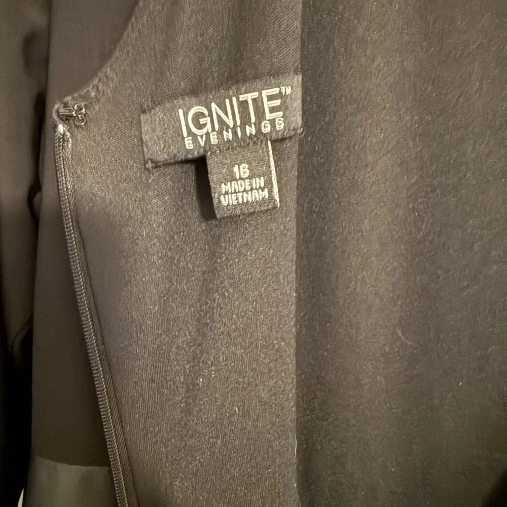 Chic Black and Green Long Sleeve Dress - Picture 5 of 7